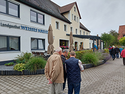 Vor dem weißen Kreuz